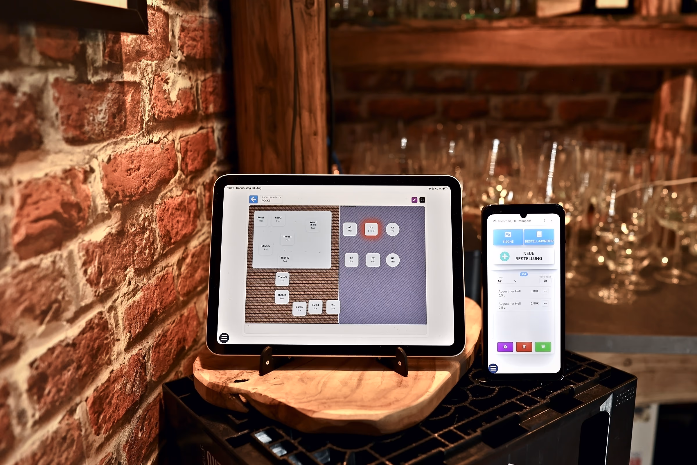 Tablet mit dem Tischplan der Kasse auf einem Tisch im Gastraum
