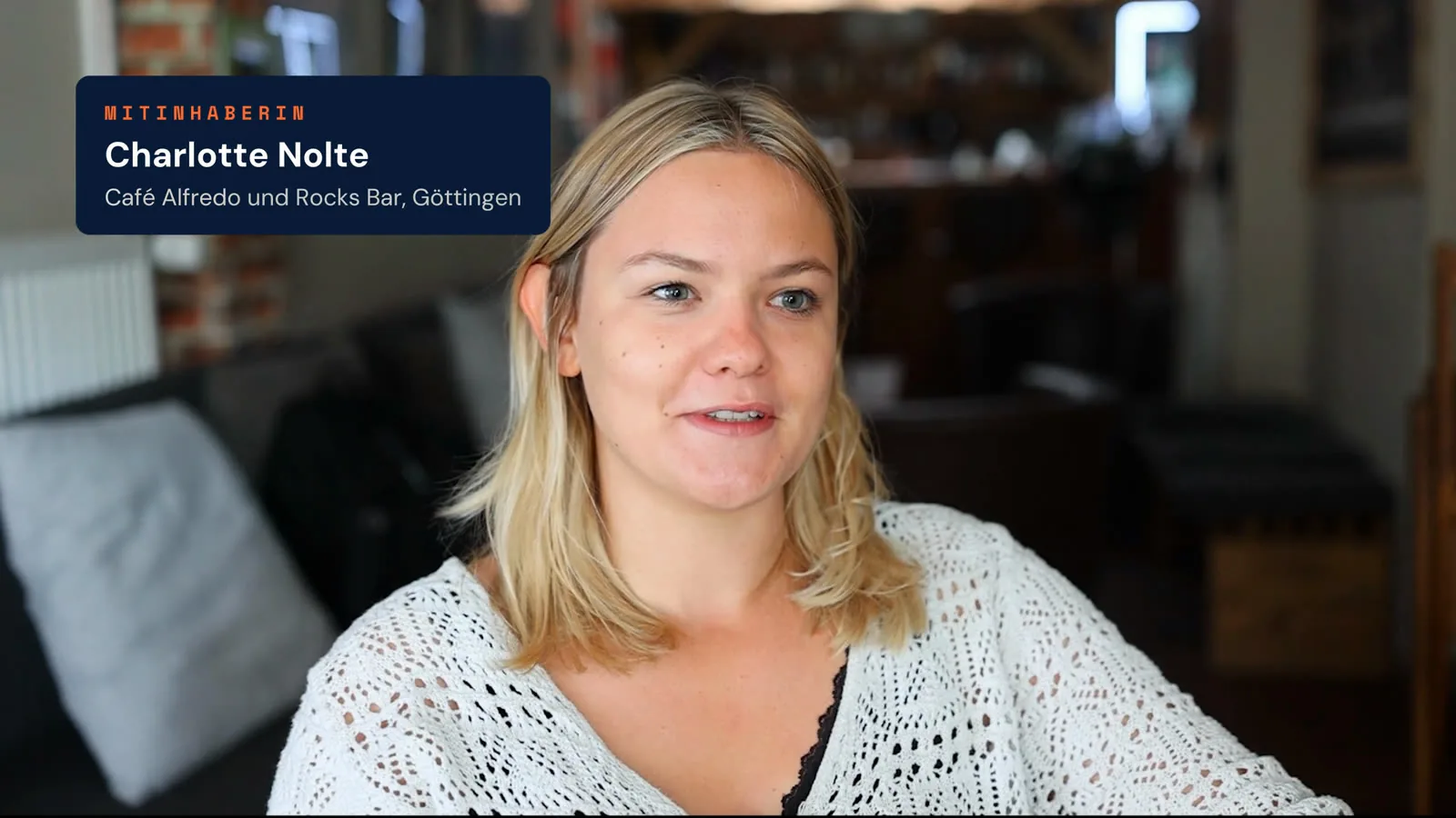 Charlotte Nolte im Café Alfredo in Göttingen, Standbild aus dem Interview